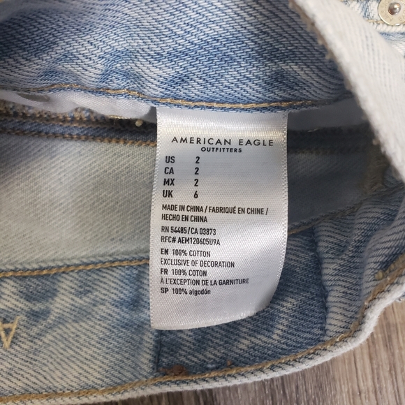 AE Mom Short Light Wash Women's 2 (28) High Rise Distressed Jean Shorts Raw Hem - Picture 4 of 8